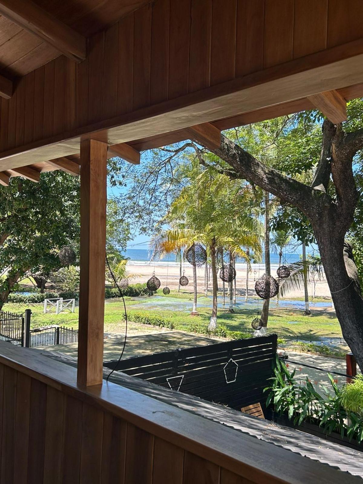 Casa Aura: Beachfront Premium Hostel Tamarindo Esterno foto