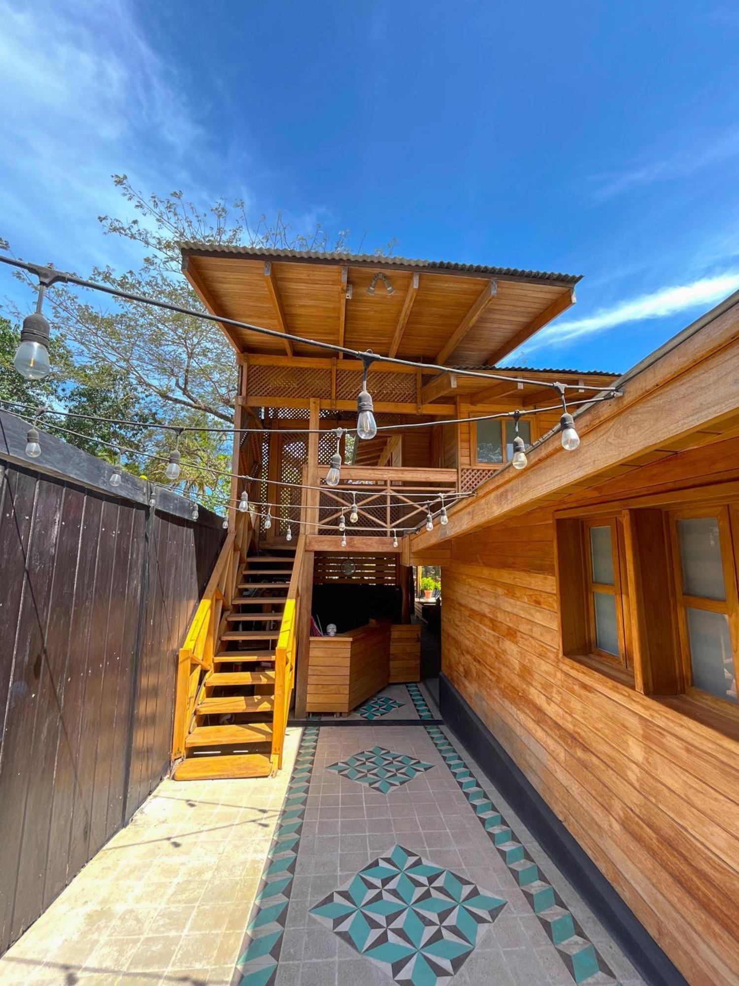 Casa Aura: Beachfront Premium Hostel Tamarindo Esterno foto
